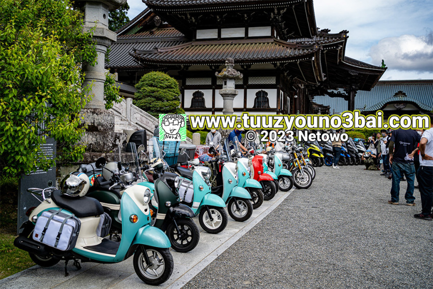 身延山久遠寺で志摩リンの愛車仕様のスクーターと一緒に安全祈願会