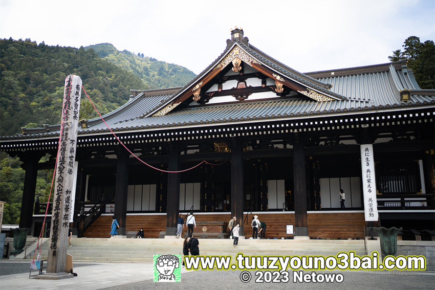 身延山久遠寺で志摩リンの愛車仕様のスクーターと一緒に安全祈願会